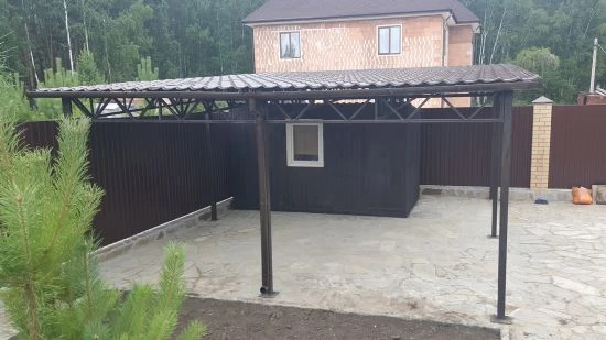 Навес с хозблоком автомобильный односкатный из металлочерепицы